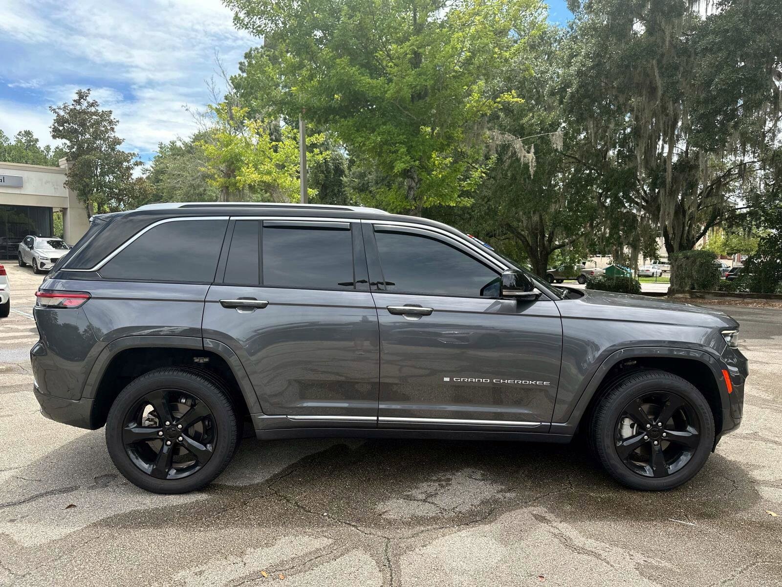 2023 Jeep Grand Cherokee Summit photo 2