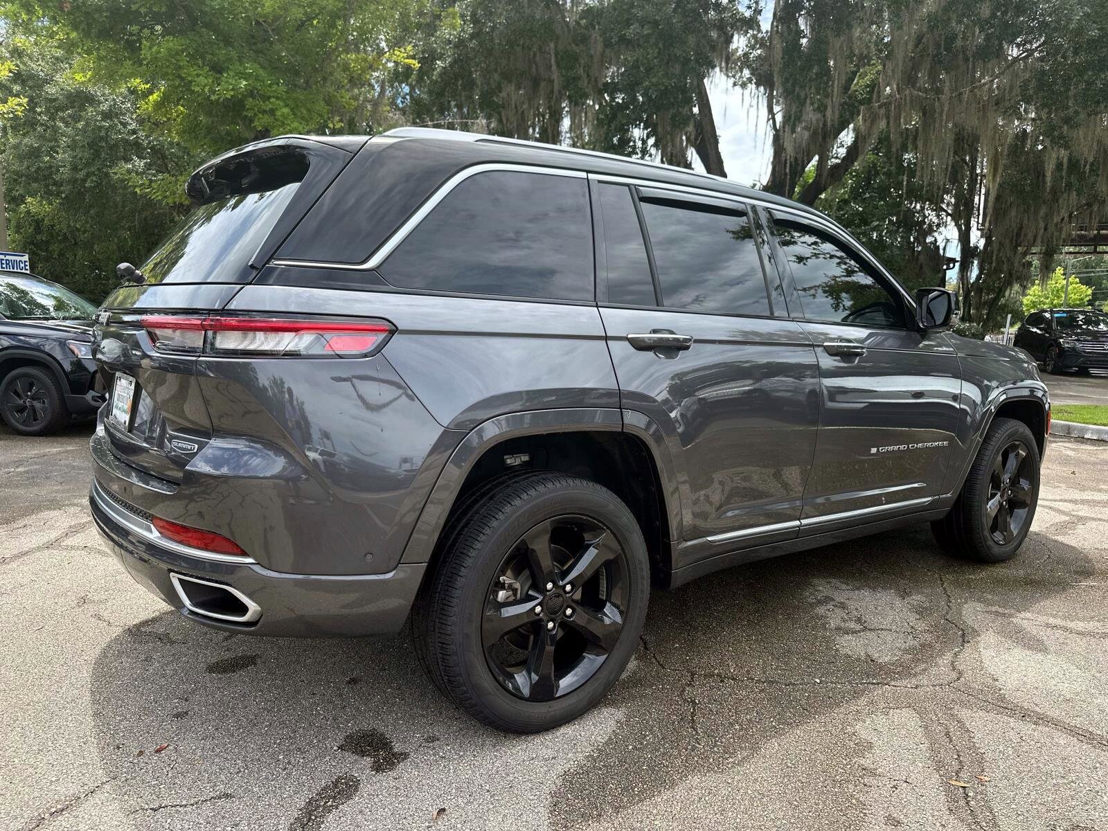 2023 Jeep Grand Cherokee Summit photo 3