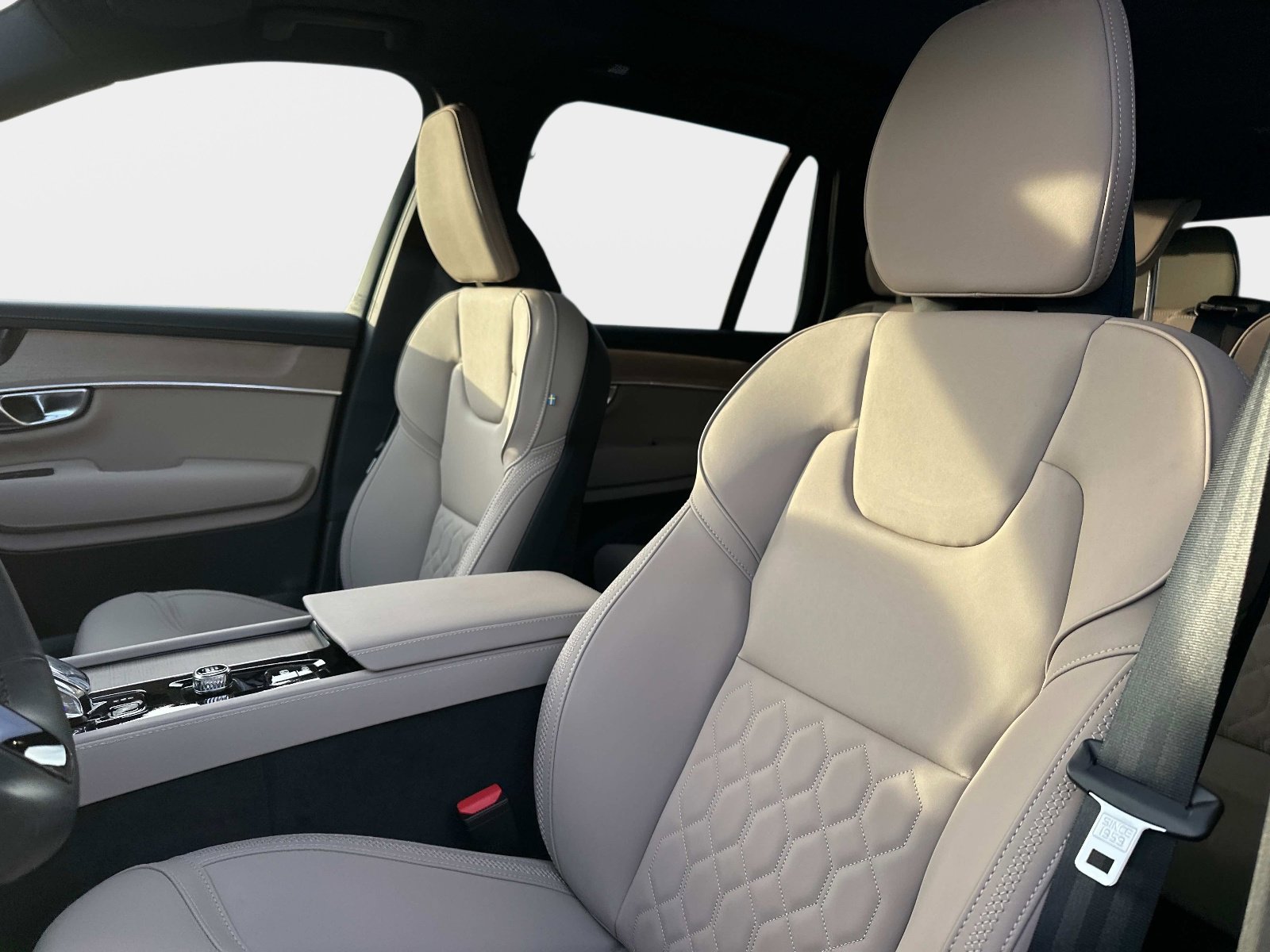 2026 Volvo XC90 Plus - Photo 18