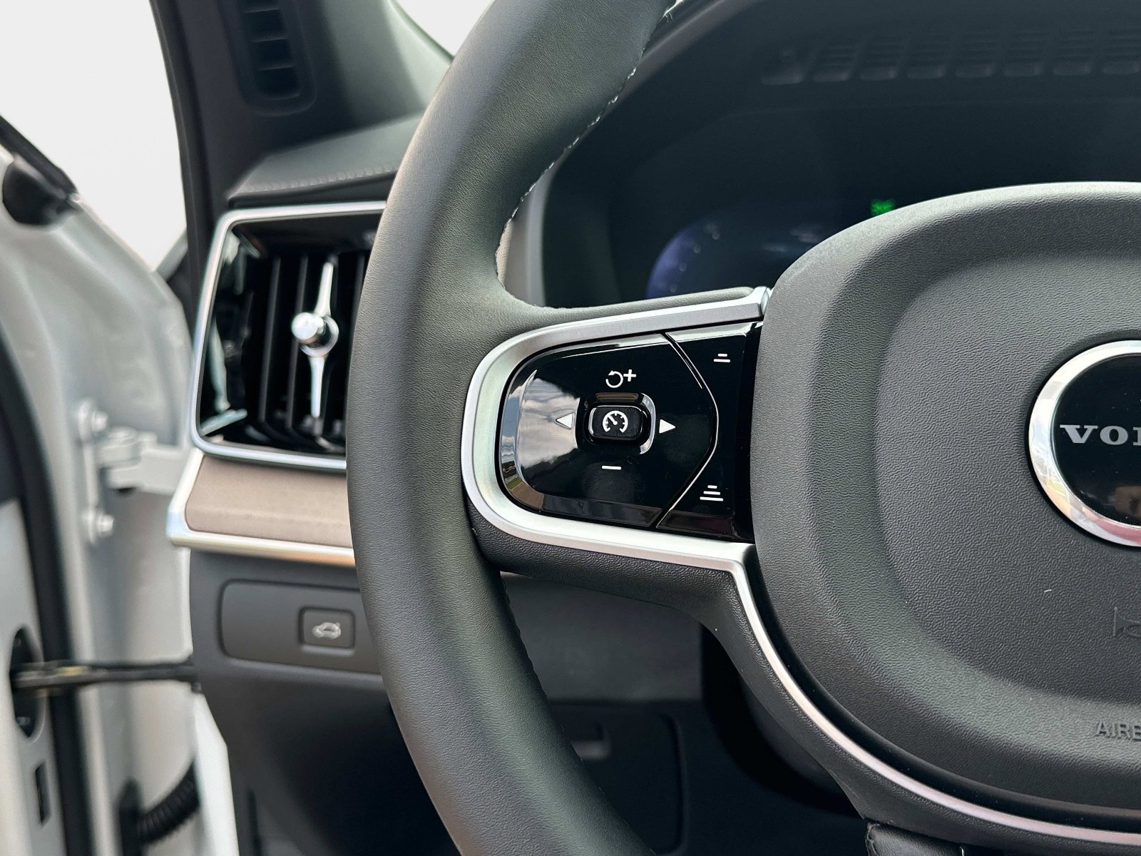 2026 Volvo XC90 Ultra - Photo 25