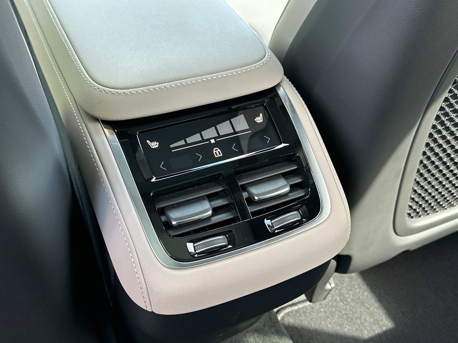 2026 Volvo XC90 Plus - Photo 13