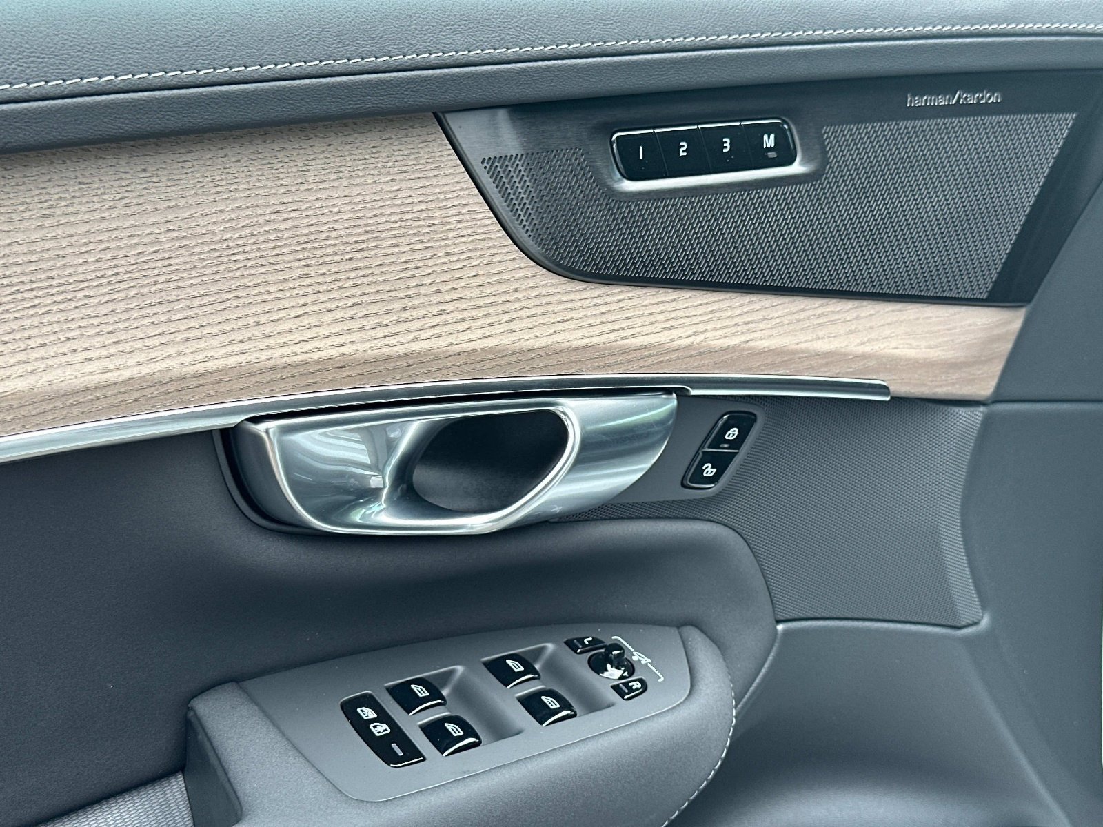 2026 Volvo XC90 Plus - Photo 16
