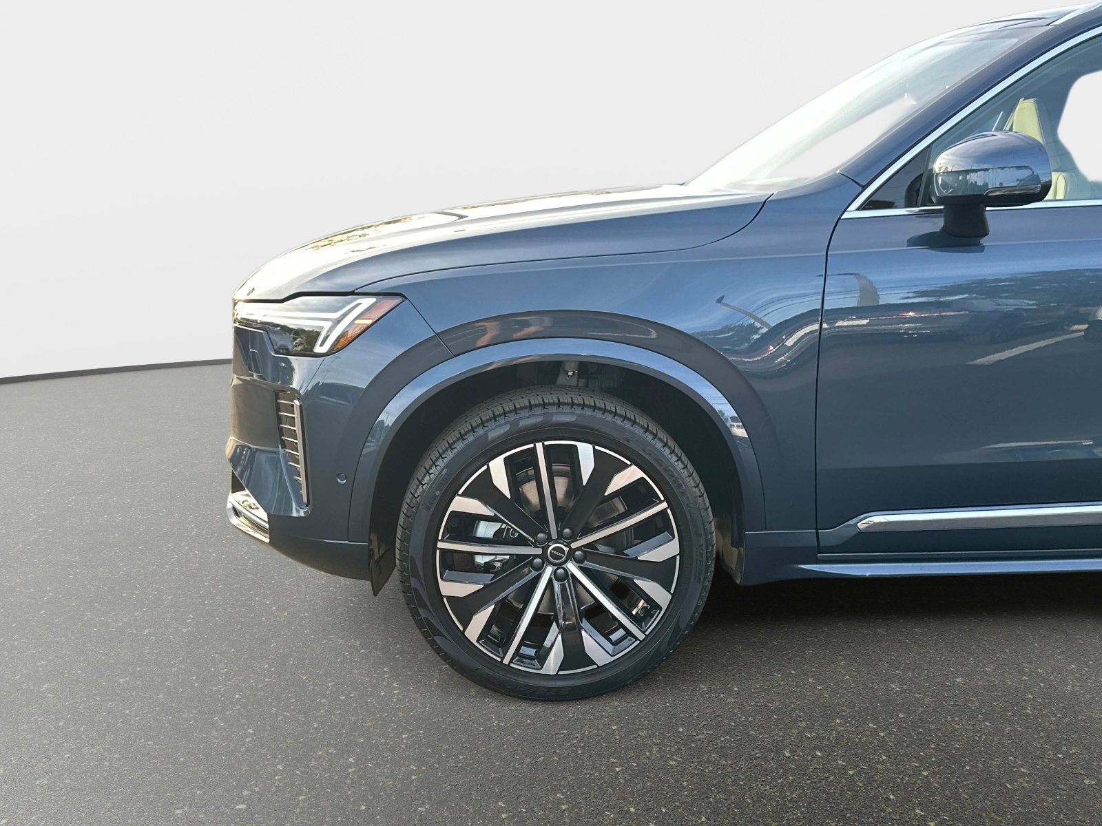 2026 Volvo XC90 Plus - Photo 10