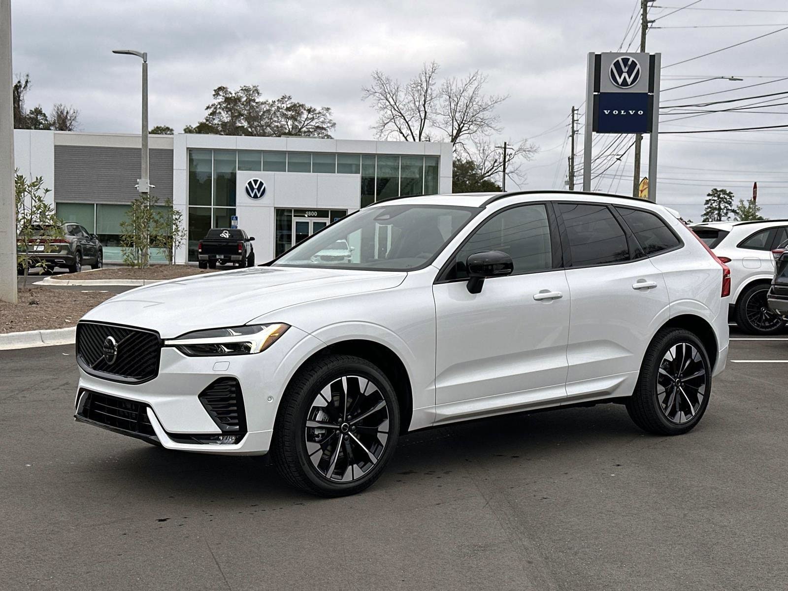 2026 Volvo XC60 Plus's photo