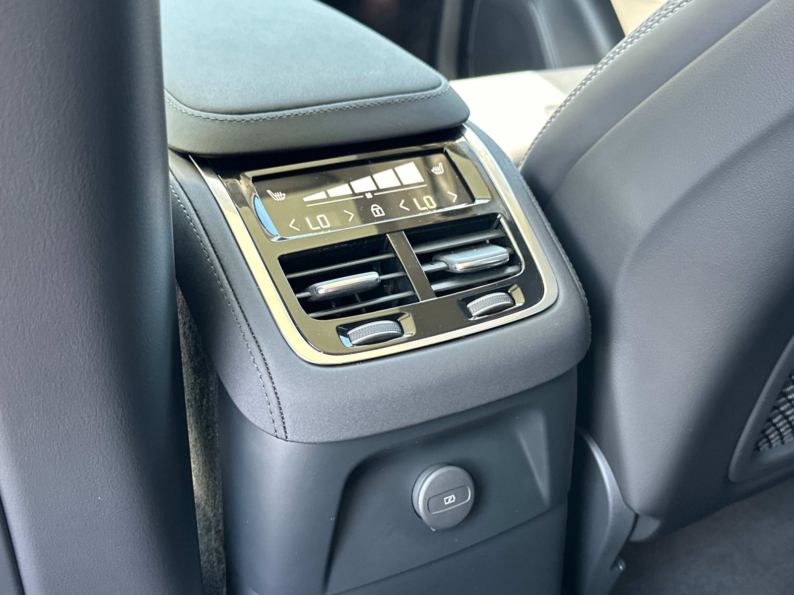 2026 Volvo XC90 Ultra - Photo 13