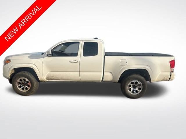 2017 Toyota Tacoma SR's photo