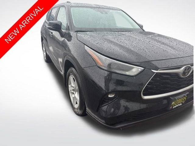 2023 Toyota Highlander LE's photo