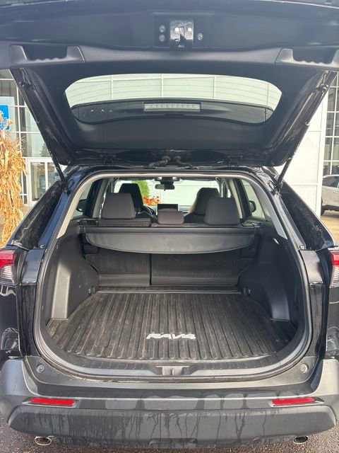 2023 Toyota RAV4 LE photo 3