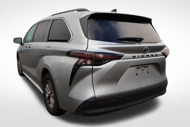 2024 Toyota Sienna XLE photo 3