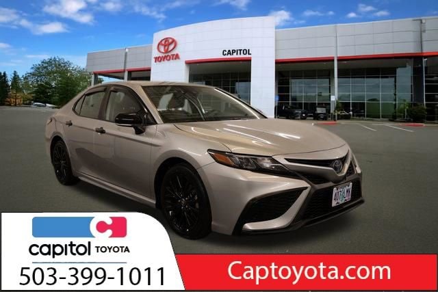 2022 Toyota Camry SE Hybrid's photo