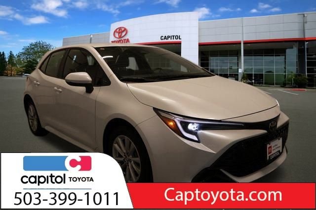 2024 Toyota Corolla Hatchback SE's photo