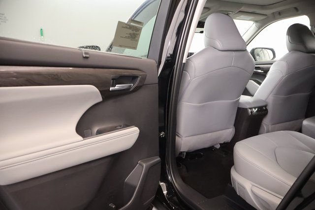 2026 Toyota Highlander Platinum - Photo 30