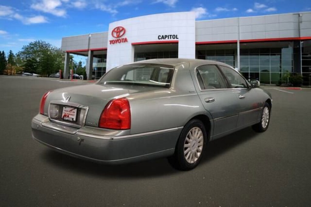 Used 2005 Lincoln Town Car Signature Sedan