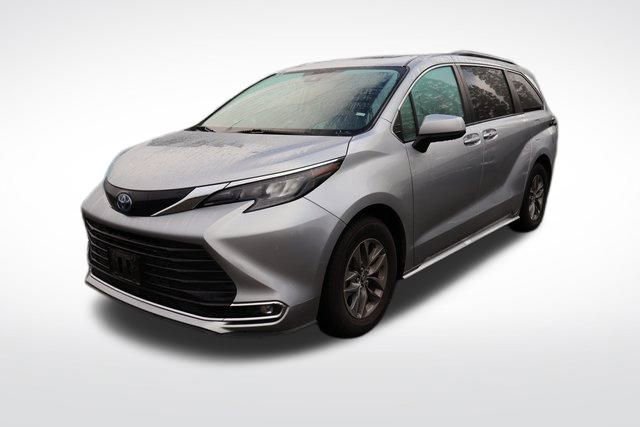 2024 Toyota Sienna XLE photo 4
