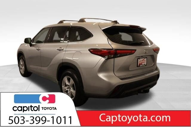 2022 Toyota Highlander LE photo 3