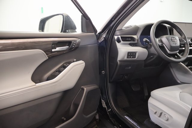2026 Toyota Highlander Platinum - Photo 8