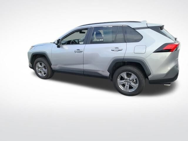 2022 Toyota RAV4 Hybrid XLE photo 2