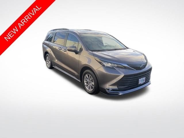 2021 Toyota Sienna XLE's photo