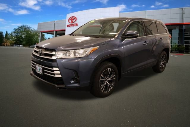 2018 Toyota Highlander LE photo 2