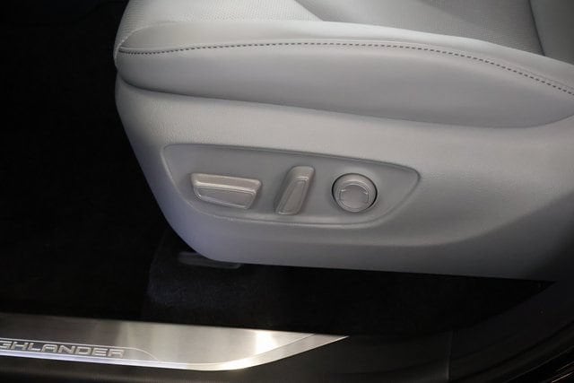 2026 Toyota Highlander Platinum - Photo 13