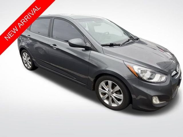 2012 Hyundai Accent SE's photo