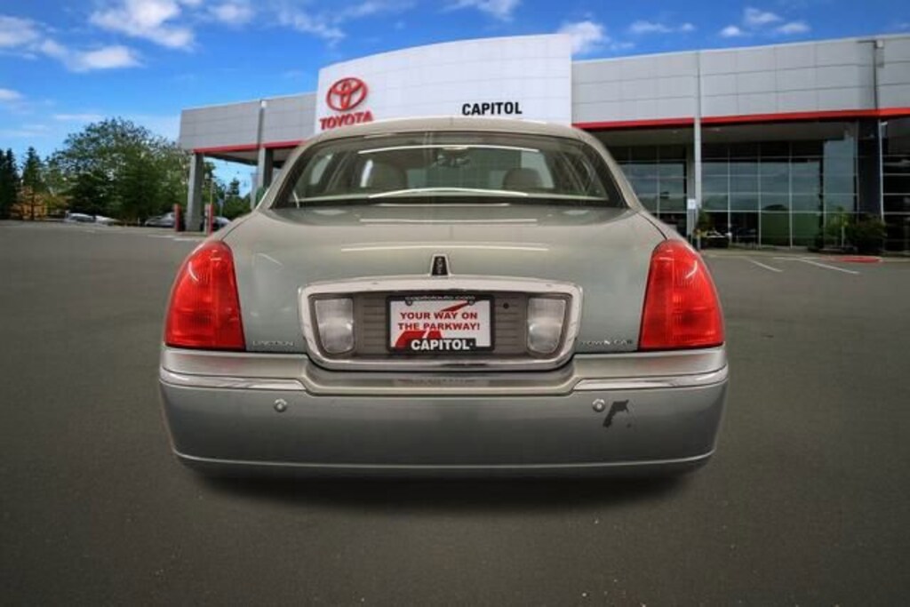 Used 2005 Lincoln Town Car Signature Sedan