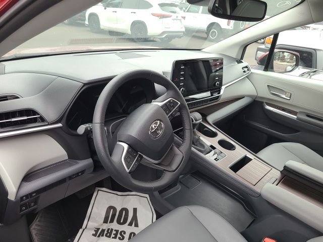 2023 Toyota Sienna XLE photo 2