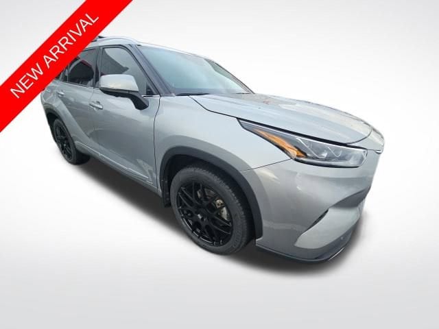2023 Toyota Highlander Platinum's photo