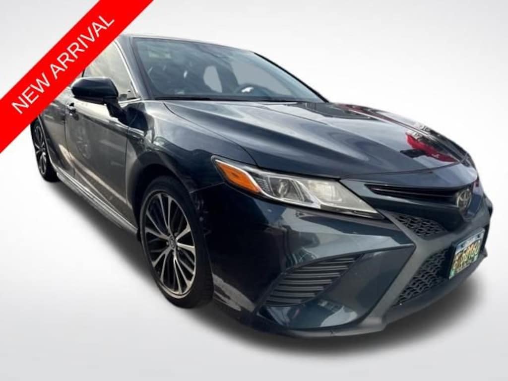 Used 2018 Toyota Camry SE Sedan
