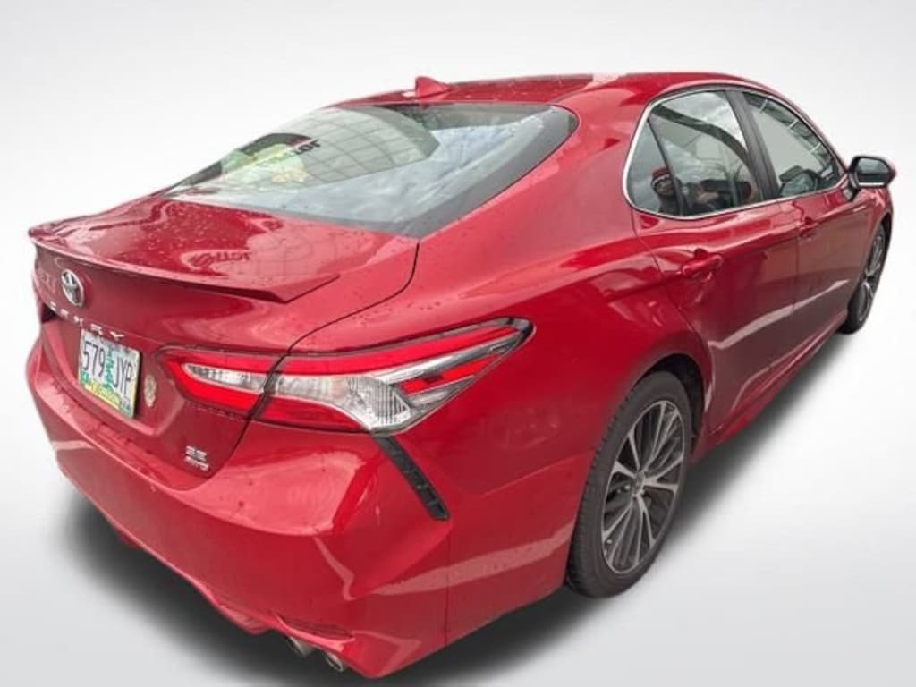 Used 2020 Toyota Camry SE Sedan