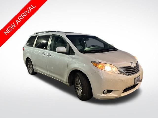 2015 Toyota Sienna XLE's photo