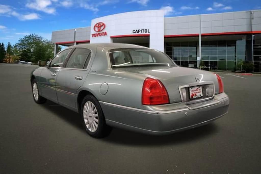 Used 2005 Lincoln Town Car Signature Sedan