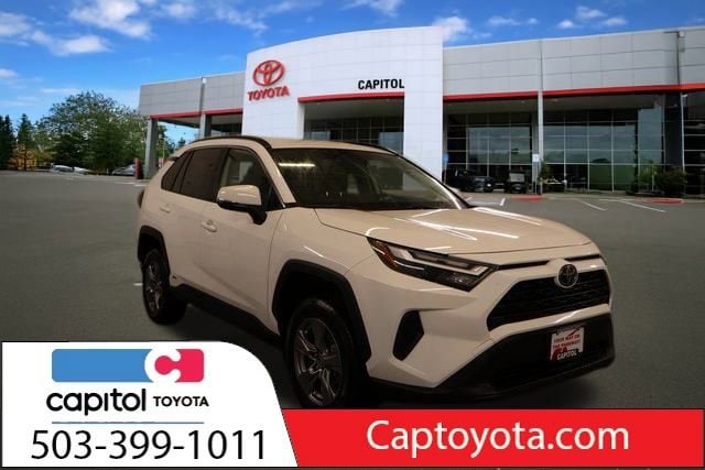2025 Toyota RAV4 LE's photo