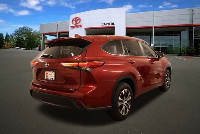 2023 Toyota Highlander XLE photo 2