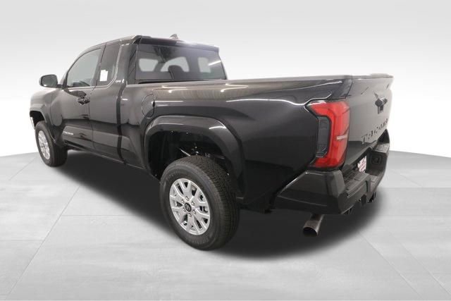 2025 Toyota Tacoma SR5 XtraCab photo 3