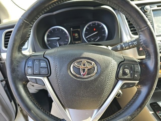 Used 2018 Toyota Highlander XLE with VIN 5TDJZRFH0JS844601 for sale in Salem, OR