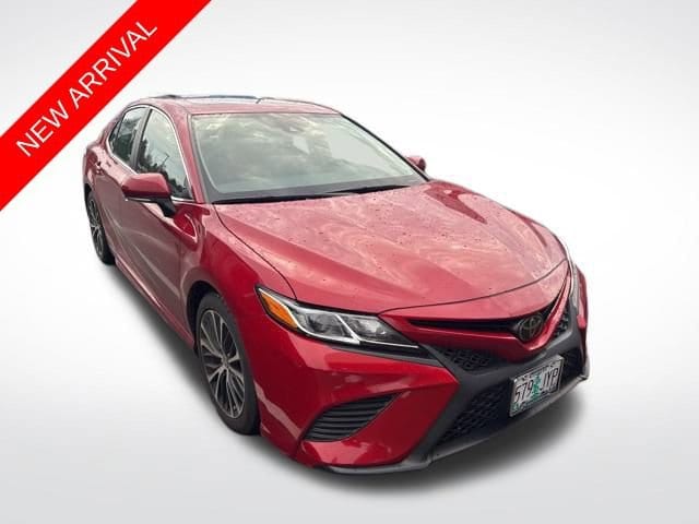 2020 Toyota Camry SE's photo