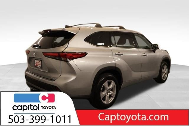 2022 Toyota Highlander LE photo 2