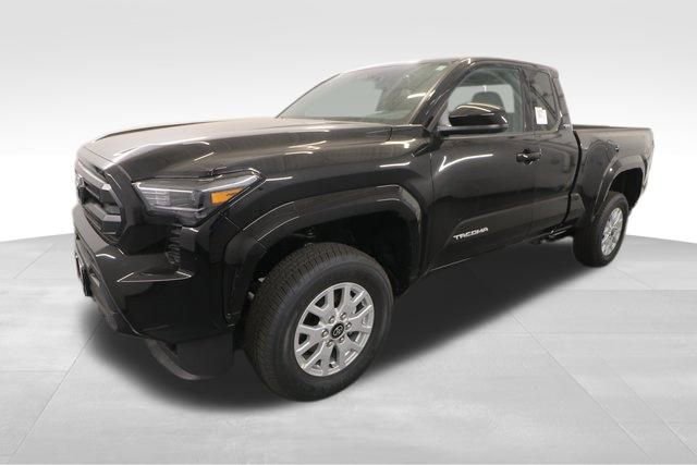 2025 Toyota Tacoma SR5 XtraCab photo 4