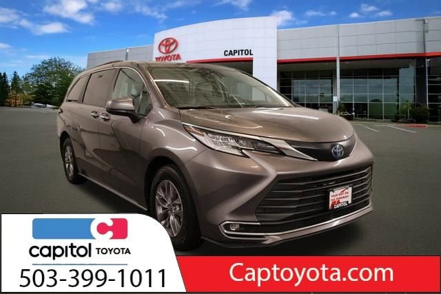 2024 Toyota Sienna XLE's photo