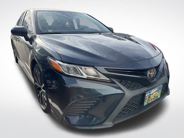 2018 Toyota Camry SE photo 3