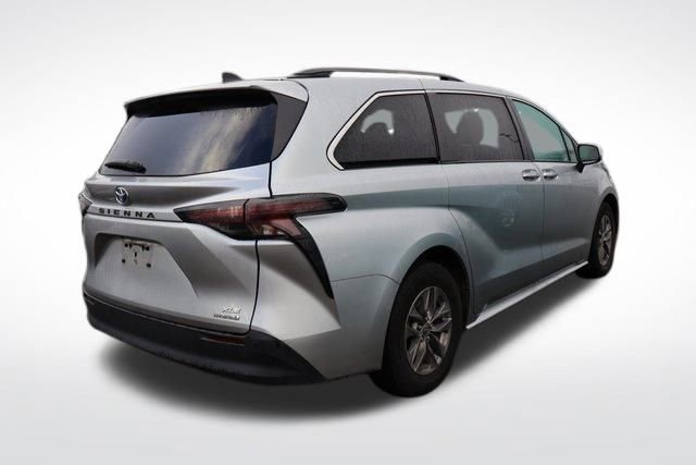 2024 Toyota Sienna XLE photo 2