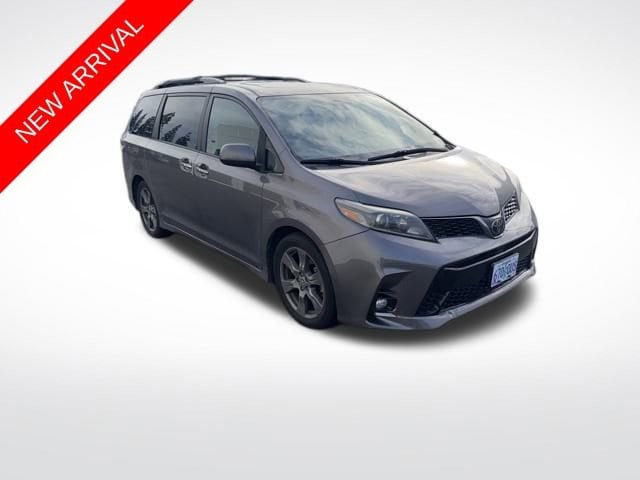 2018 Toyota Sienna SE's photo