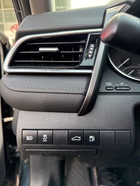 2018 Toyota Camry SE photo 2