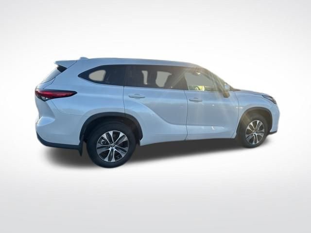 2023 Toyota Highlander XLE photo 2