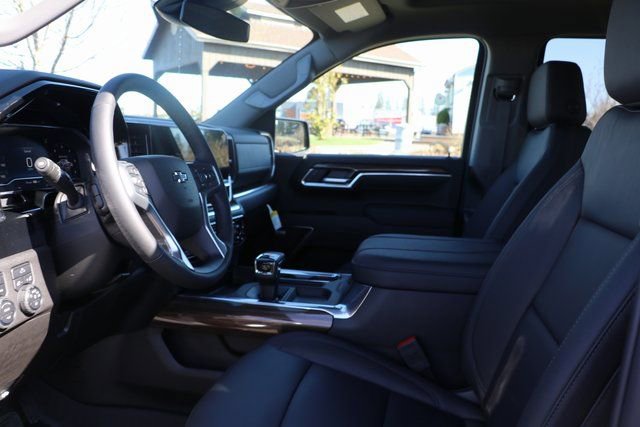 2025 Chevrolet Silverado 1500 RST photo 4