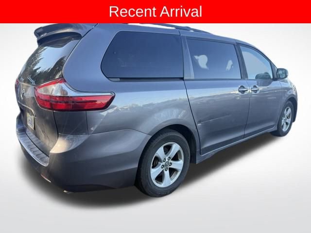 2018 Toyota Sienna LE photo 2