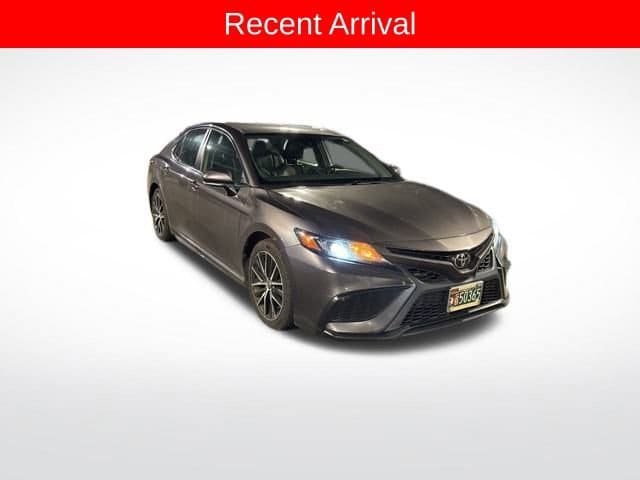 2022 Toyota Camry SE's photo