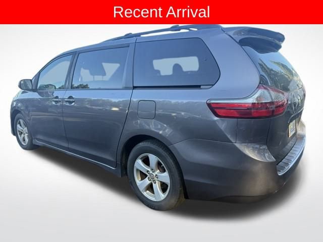 2018 Toyota Sienna LE photo 3
