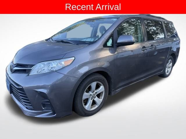 2018 Toyota Sienna LE photo 4